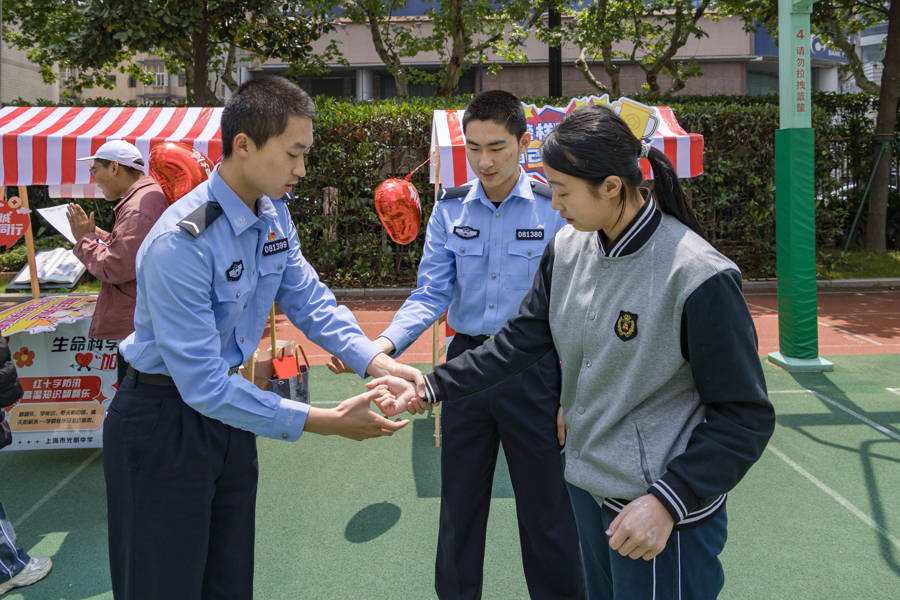 “急救快閃課堂”開進中學校園，應急救護員現場教學“海姆立克”