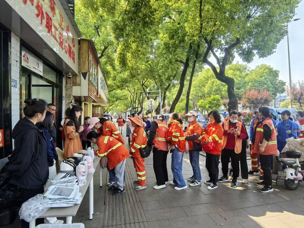 致敬城市美容師，蔡甸區環衛中心開展五一暖心關愛環衛工公益活動