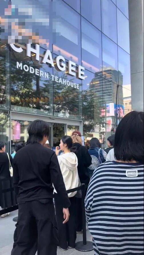 霸王茶姬韓國首店在首爾開業，大批顧客排隊購買，在韓留學生：伯牙絕弦大杯售價6000韓元，排了3小時買到