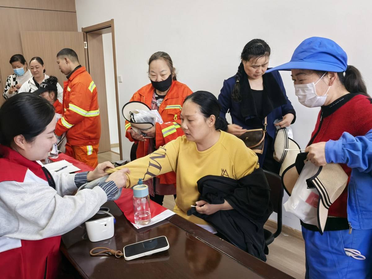 致敬城市美容師，蔡甸區環衛中心開展五一暖心關愛環衛工公益活動