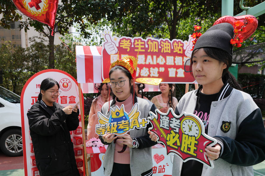 “急救快閃課堂”開進中學校園，應急救護員現場教學“海姆立克”