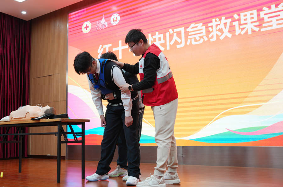 “急救快閃課堂”開進中學校園，應急救護員現場教學“海姆立克”