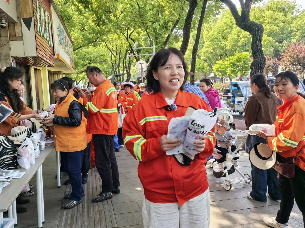 致敬城市美容師，蔡甸區環衛中心開展五一暖心關愛環衛工公益活動