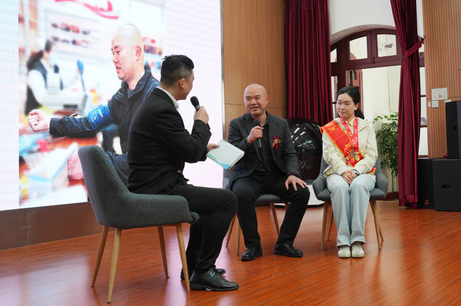 “急救快閃課堂”開進中學校園，應急救護員現場教學“海姆立克”