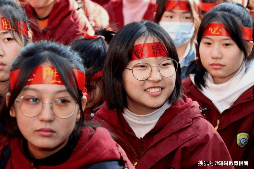 原創高階中學“文化長廊”火了，橫幅上一個諷刺的細節，令人看清現實
