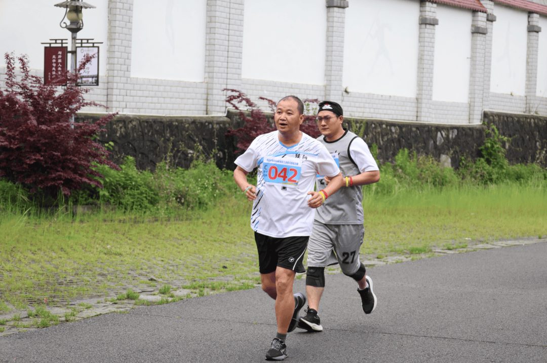 綏陽中學舉辦首屆校園5公里迷你馬拉松活動