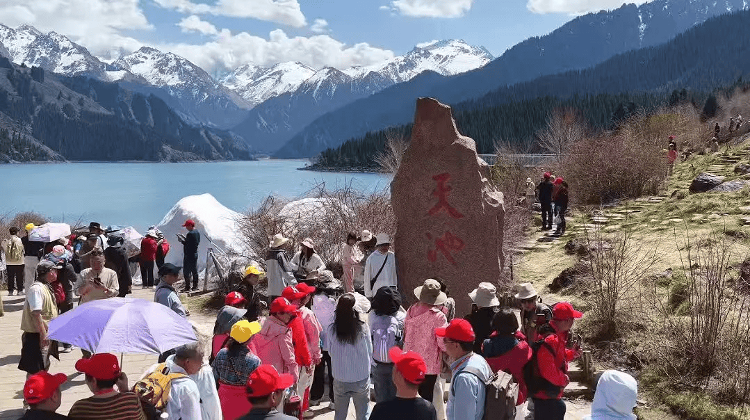 “五一”假期天山天池旅遊熱