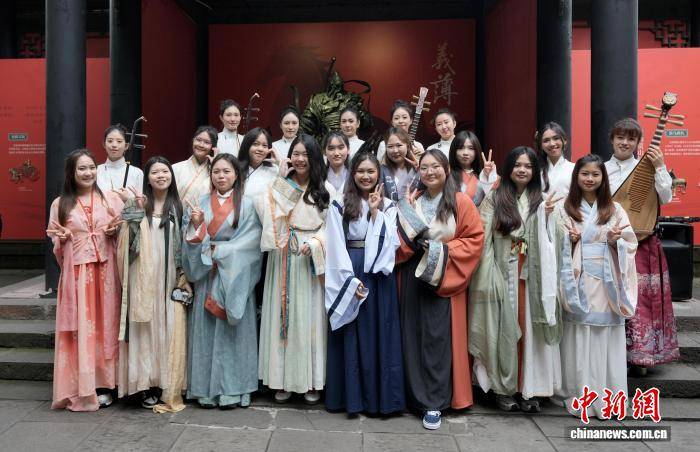 外國留學生武侯祠裡“夢迴三國” 沉浸式體驗傳統遊藝