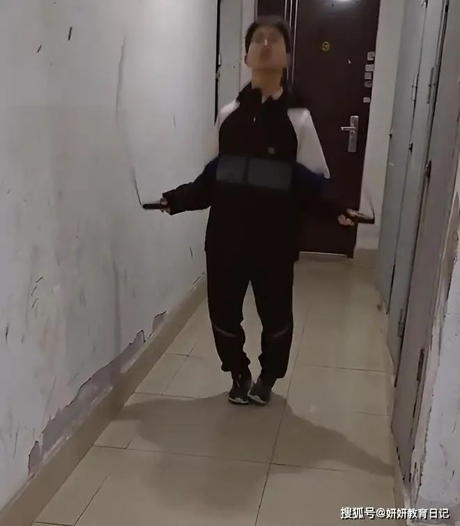 原創“再跳你兒子就長不高了”，小學生跳繩影片，下肢已經不成樣了