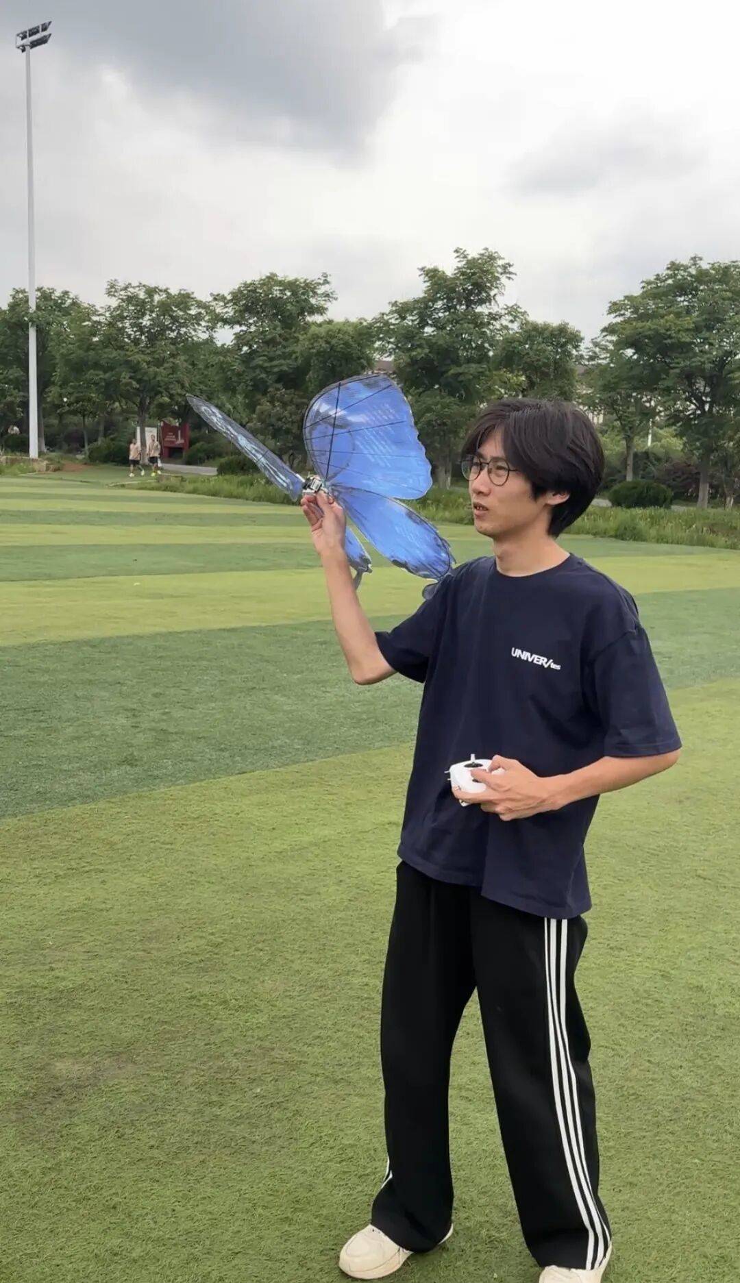 21歲大學生“手搓”蝴蝶，每隻1500元，被婚慶公司搶著要！