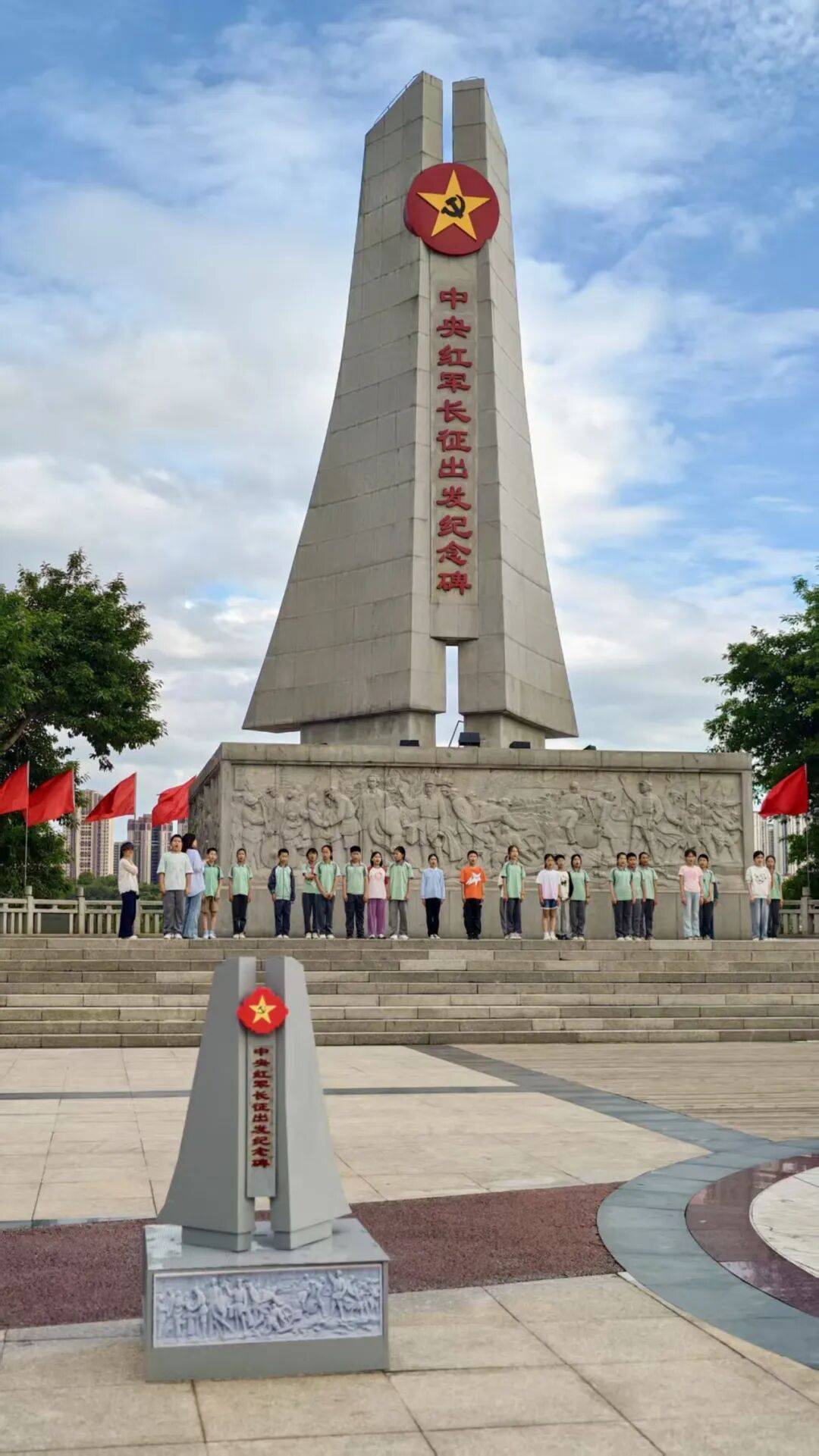 19歲大一學生用2.5萬個積木搭建長征出發紀念碑微縮模型，已被官方收藏