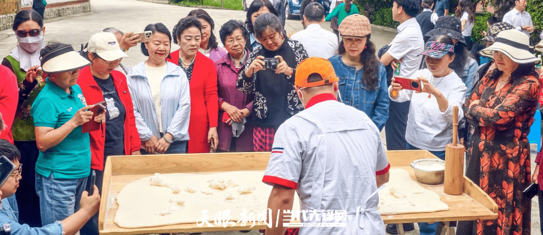 銀齡尋味·匠心傳香——安順市老年大學開展遊學活動