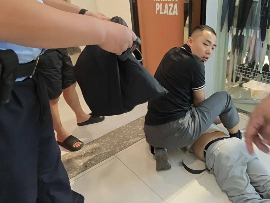 男子偷拍多名穿裙子女性，被休假軍人擒拿