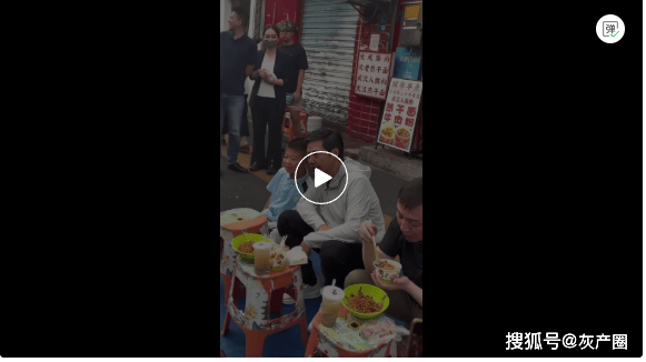 原創雷軍街頭和群眾吃早飯竟被過路小學女生當眾吐槽嗆聲完整版！