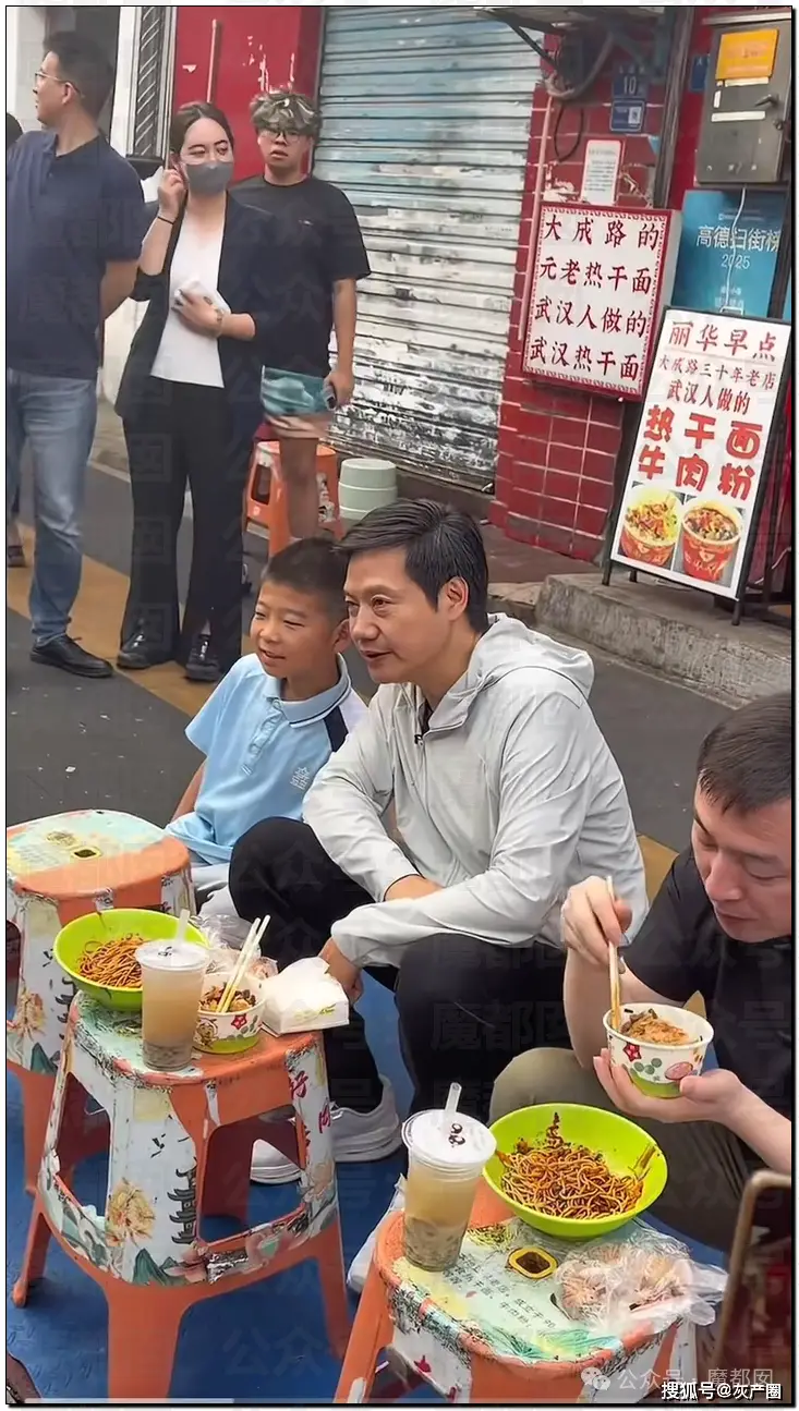原創雷軍街頭和群眾吃早飯竟被過路小學女生當眾吐槽嗆聲完整版！