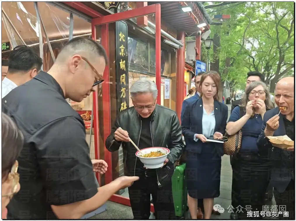原創雷軍街頭和群眾吃早飯竟被過路小學女生當眾吐槽嗆聲完整版！
