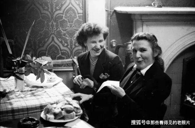 老照片 1955年波蘭移民在英國 和現在的移民截然不同