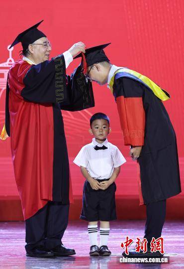 東南大學畢業典禮湧動浪漫與溫情