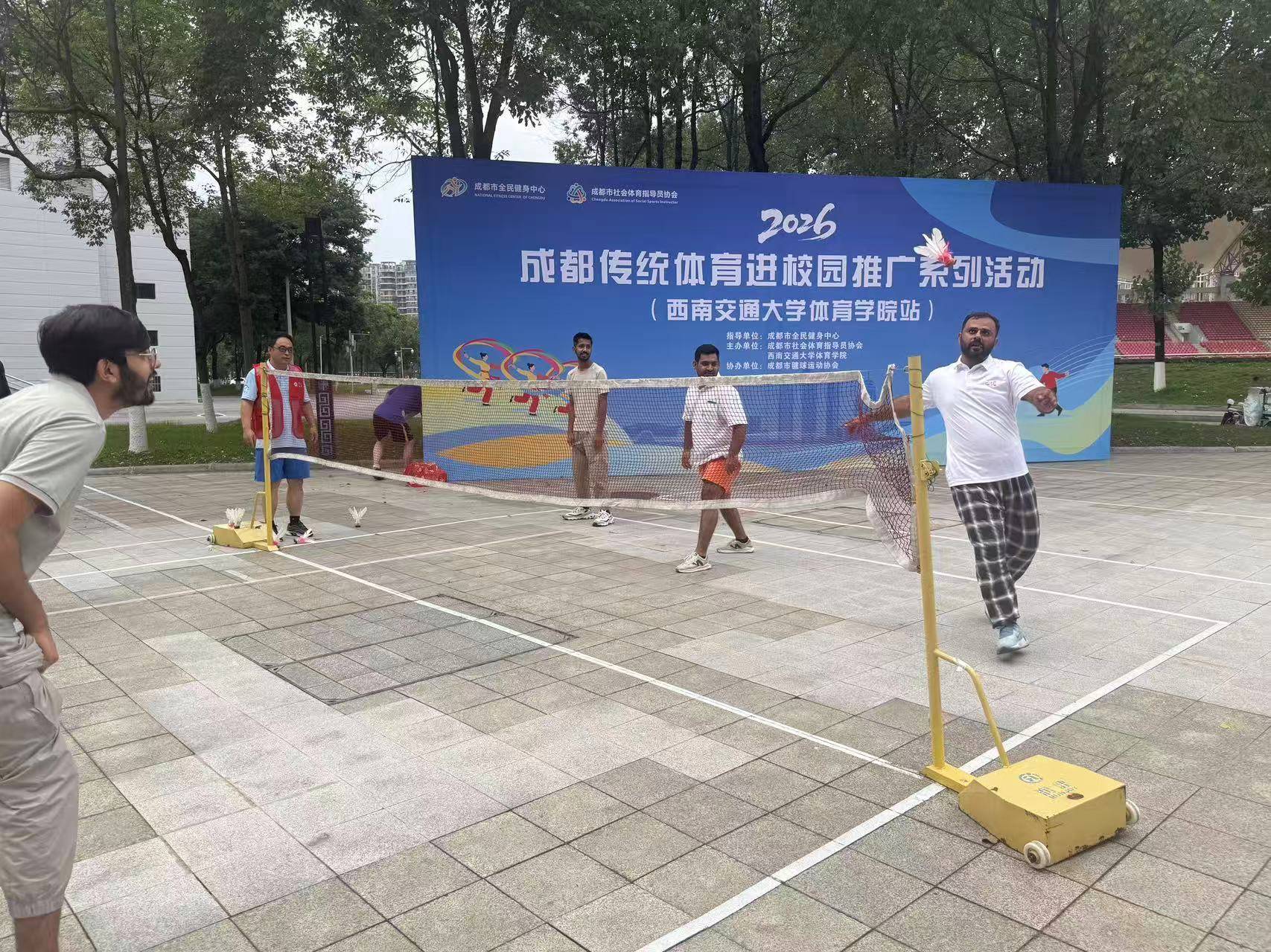 今天，一群外國留學生在成都學起了踢毽球