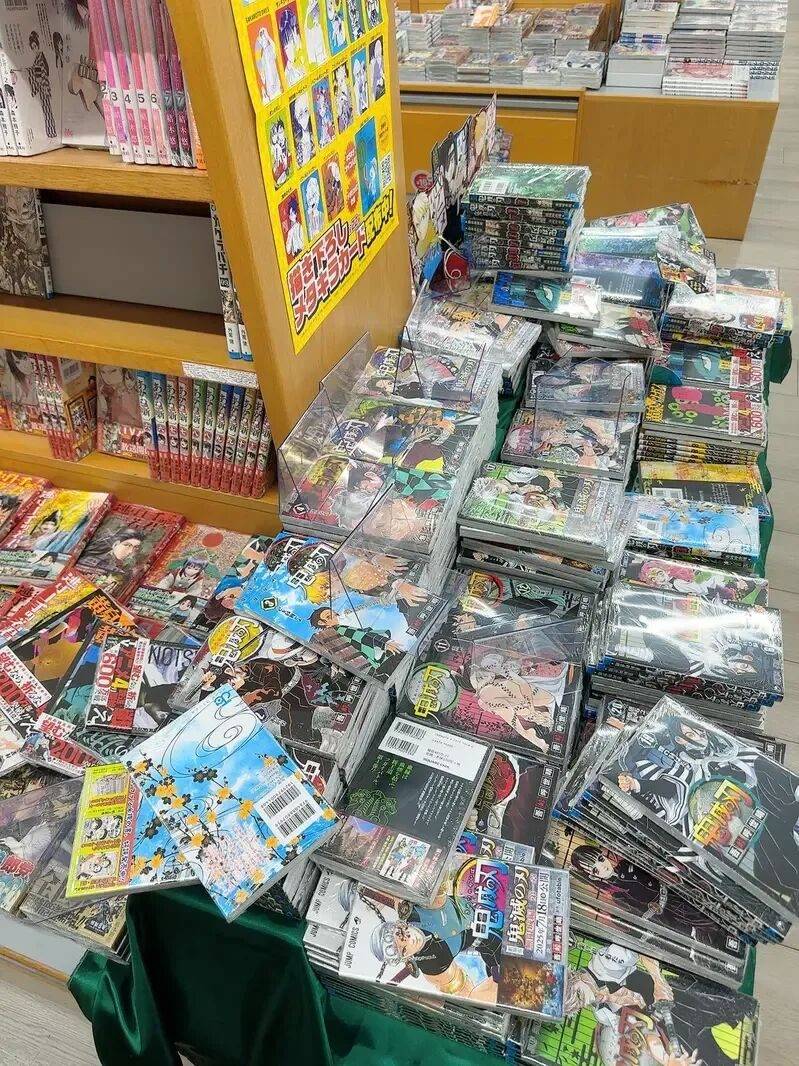 原創一張漫卡掀翻日本書店！集英社夏日活動，貨架被黃牛掃成颱風過境
