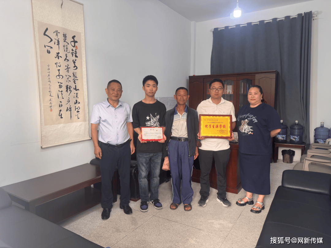 報登門傳佳音  校校攜手育英才——平昌縣職業中學開展為本科上線學子送賀信暨優質生源學校授牌活動