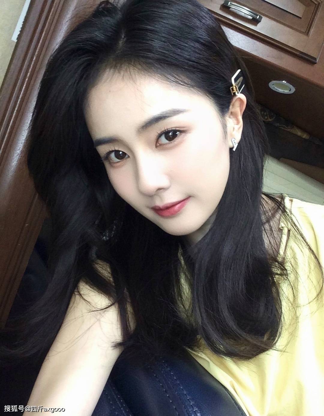 原創女星白鹿開機現場摔倒，自嘲低估舞蹈高度並報平安，堅持參加活動