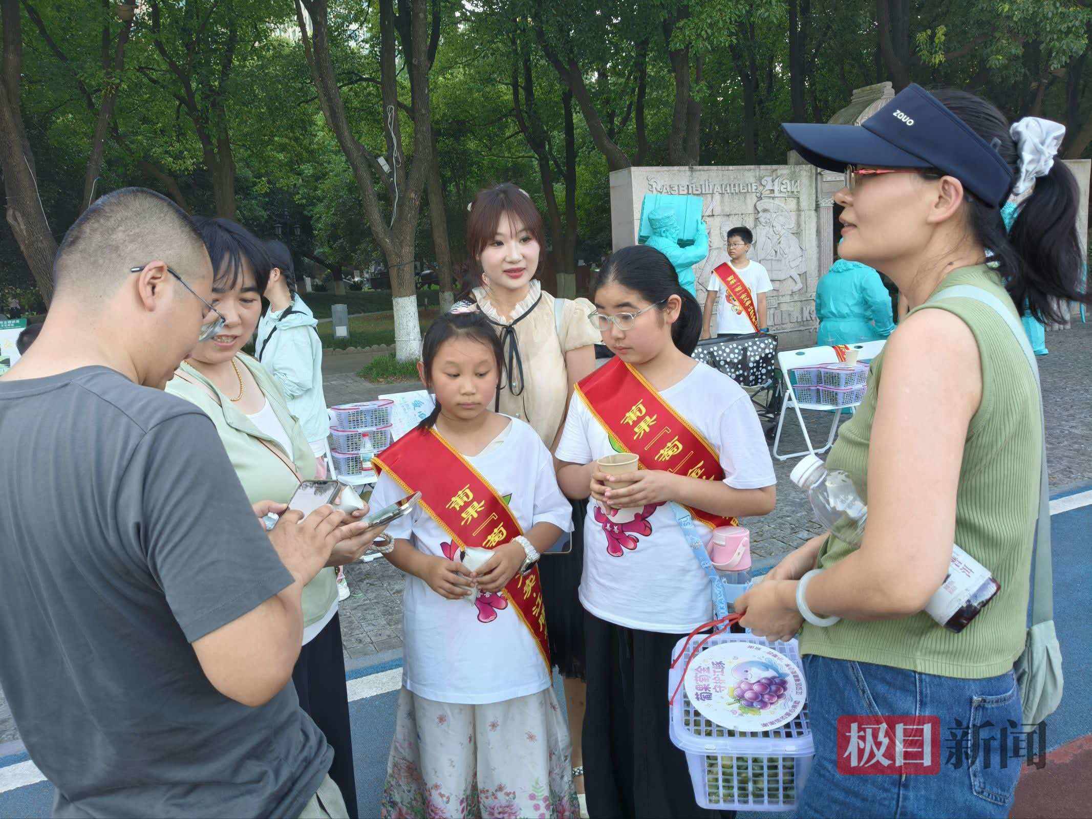 1555.5元愛心款已到賬！武漢小學生用一筐筐葡萄，為江豚“加餐”