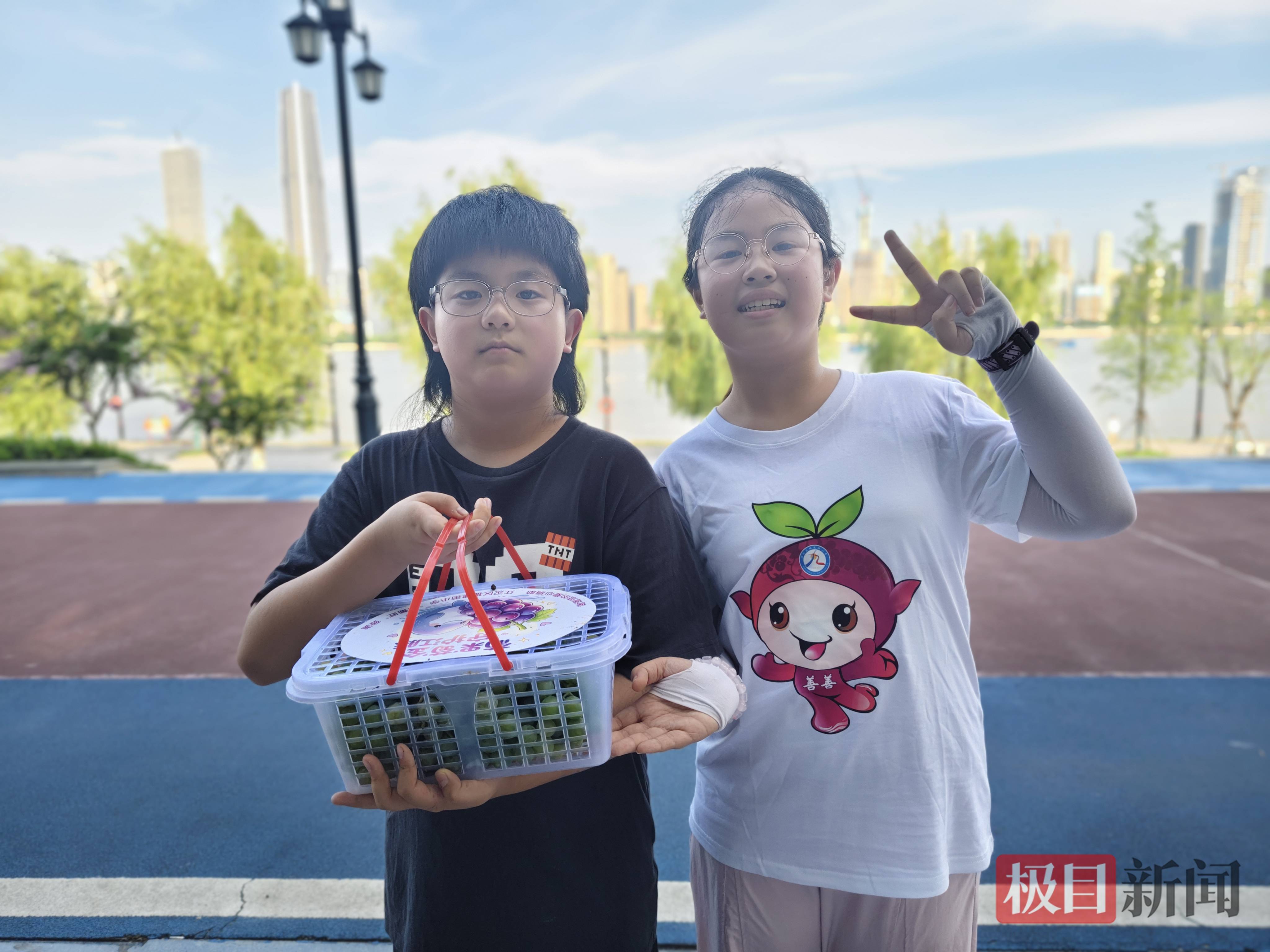 1555.5元愛心款已到賬！武漢小學生用一筐筐葡萄，為江豚“加餐”