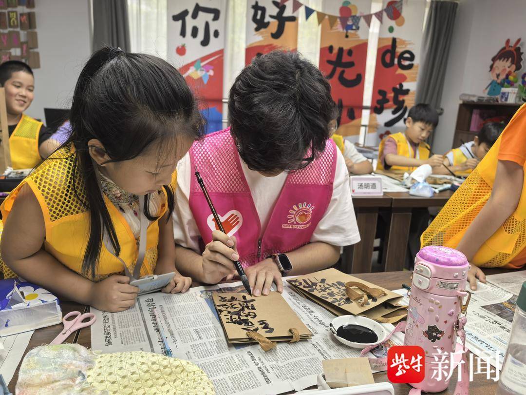 蘇州市相城區黃橋街道:筆墨玩出新花樣 牛皮紙袋上解鎖趣味書法
