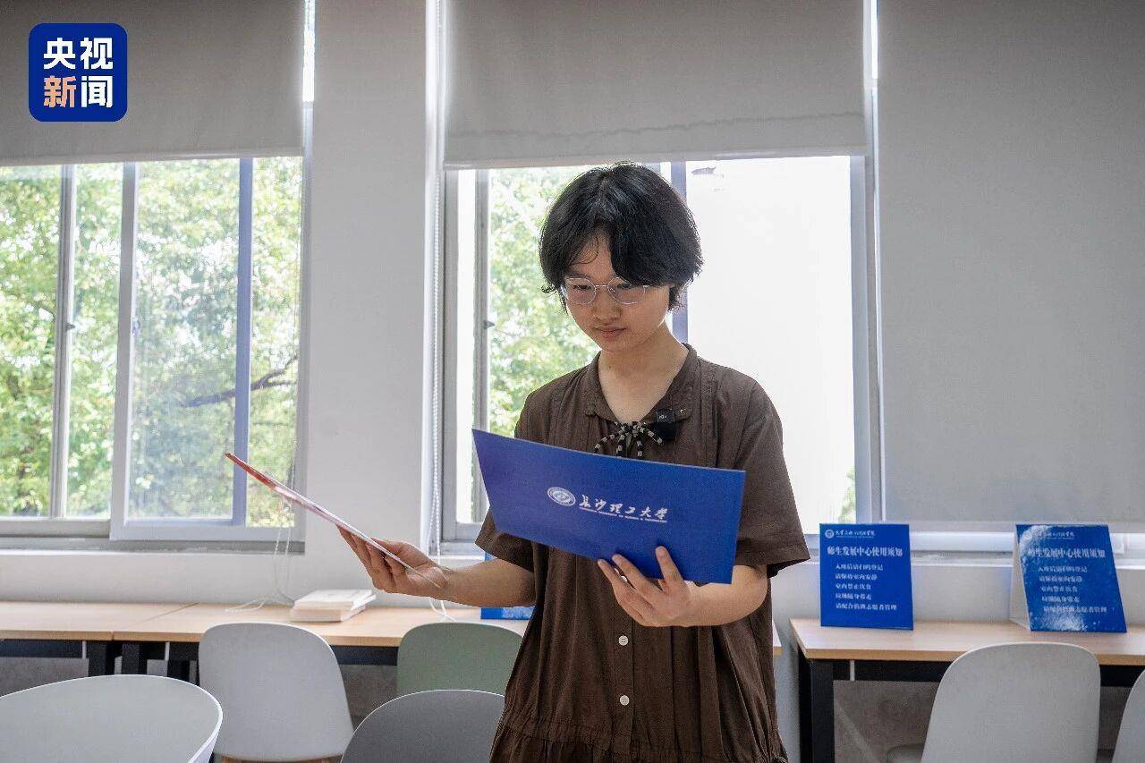“這個姐姐以前也在這裡治白血病，如今她考上大學了！”