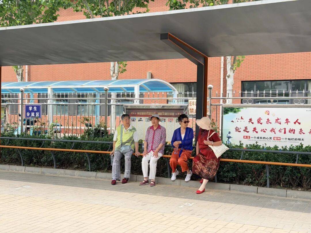 石園小學門口“一根杆長椅”走紅，網友建議“全國推廣”