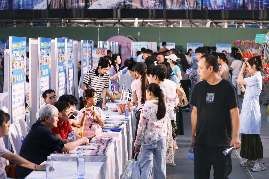 啤酒節遇上招聘會：3500餘個崗位“搬進”金沙灘啤酒城