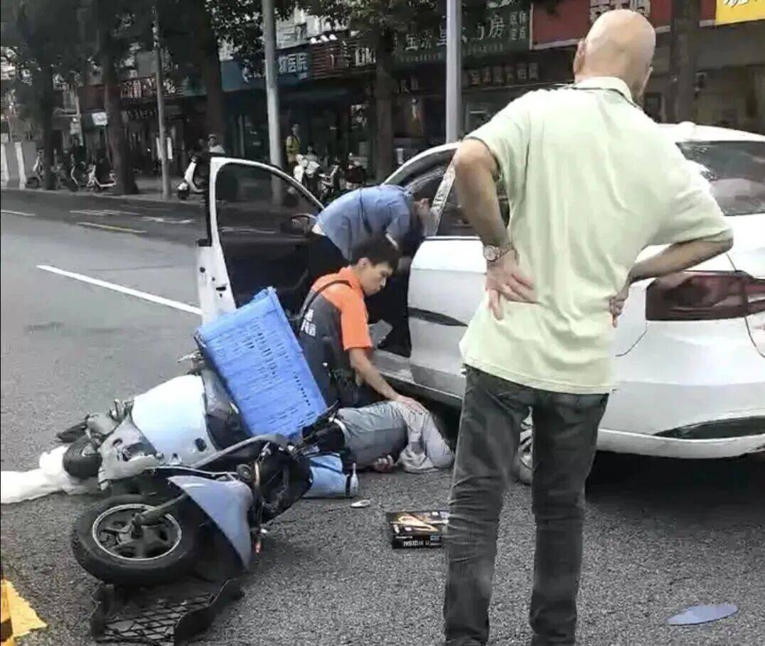 “你要給我錢，那就是打我臉”！深圳快遞小哥，跪地20分鐘救人