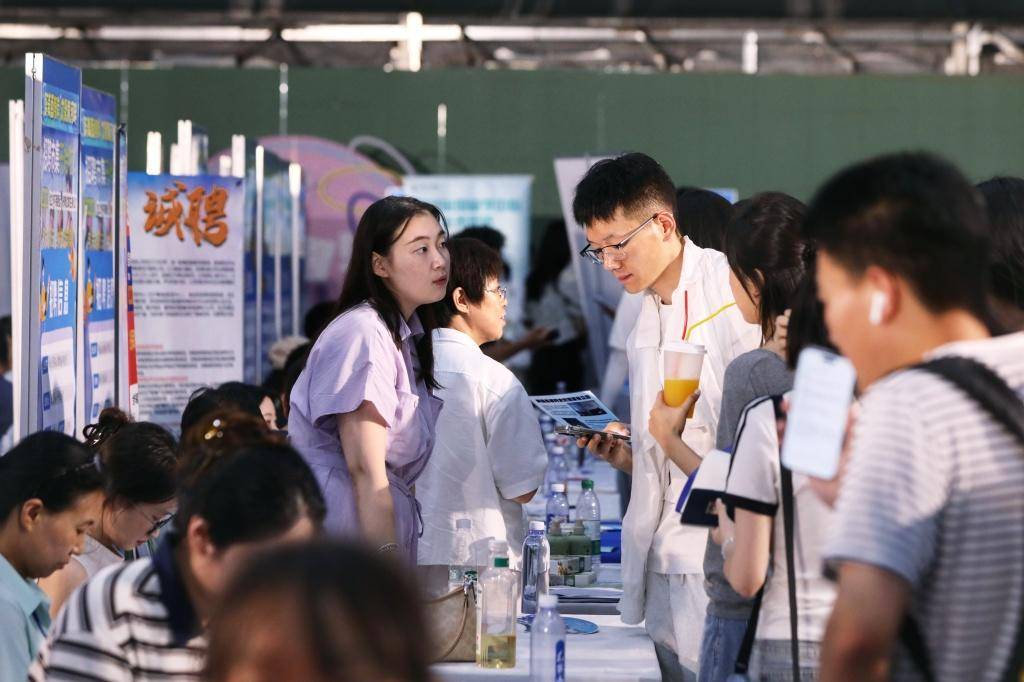啤酒節遇上招聘會：3500餘個崗位“搬進”金沙灘啤酒城
