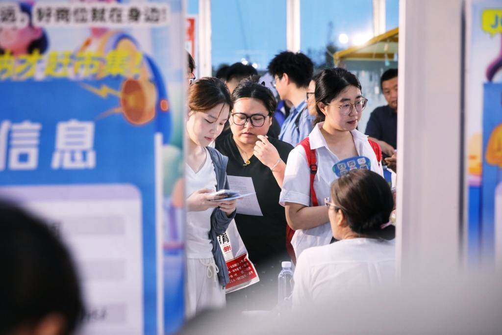 啤酒節遇上招聘會：3500餘個崗位“搬進”金沙灘啤酒城