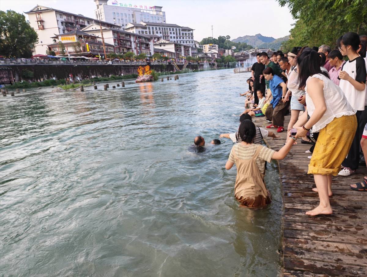 三歲兒童落水，路過大學教師縱身一躍